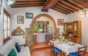 Una sala de estar con una mesa y una cocina. en I Cipressi, en Bibbona