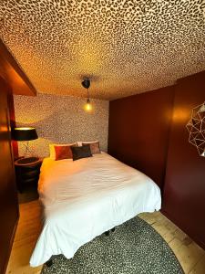 アントワープにあるLUXURY Boudoir Suitesの格天井のベッドルーム1室(ベッド1台付)