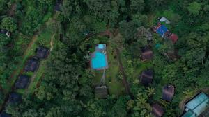 Bazén v ubytování Carmelia Haven Resort Thekkady nebo v jeho okolí