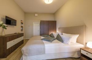 una camera da letto con un letto grande e una televisione di Modernes Ferienapartment Ostseemöwe mit Westbalkon a Wustrow