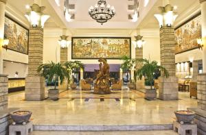 庫塔的住宿－巴厘島拉尼酒店，中间设有雕像的大堂