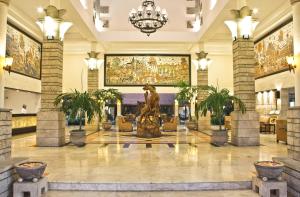 a lobby with a statue in the middle at Bali Rani Hotel in Kuta