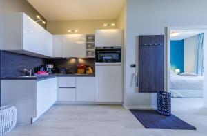 Η κουζίνα ή μικρή κουζίνα στο 5-Sterne Apartment Strandflieder mit einem traumhaften Boddenblick