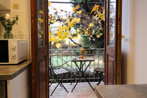 una porta aperta su un patio con tavolo e tavolo di Le Shilichic - Gare a Schiltigheim