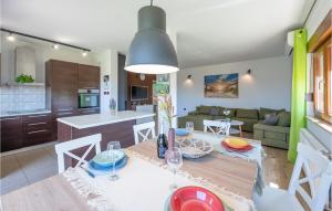 Køkken eller tekøkken på 3 Bedroom Awesome Home In Liznjan