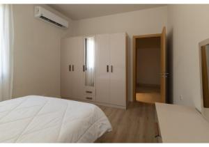 Katil atau katil-katil dalam bilik di Apartment in Allegria Residence Compound - sheikh zayed
