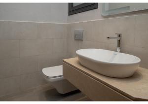 Bilik mandi di Apartment in Allegria Residence Compound - sheikh zayed