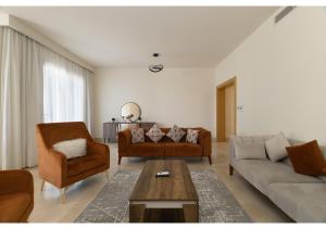 Ruang duduk di Apartment in Allegria Residence Compound - sheikh zayed