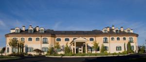 Un gran edificio de color canela con un techo negro. en Hotel Fontecruz Ávila, en Ávila