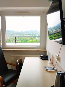 Televízia a/alebo spoločenská miestnosť v ubytovaní Sanatorium Równica