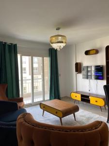 Télévision ou salle de divertissement dans l'établissement Madinty, New cairo, Fully Finished with AC's, Brand new furniture