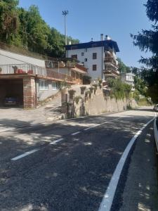an empty street with a building in the background at Mansarda accogliente a Lusiana in Lusiana +8 photos