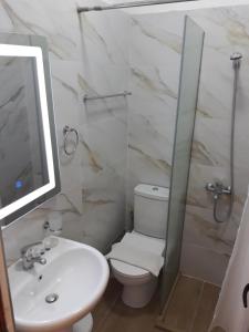 Koupelna v ubytování Qiqi Hotel + 31 fotografií