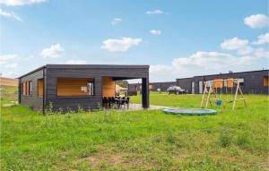 Ảnh trong thư viện ảnh của Awesome Home In Løgstrup With Kitchen ở Løgstrup