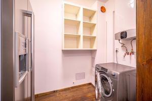 コシツェにあるAR CASALUX apartmentの洗濯機付きのランドリールーム