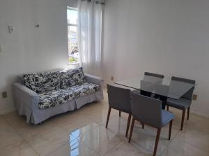 a living room with a table and a couch at Apartamento no melhor bairro de Belém Cop 30 in Belém