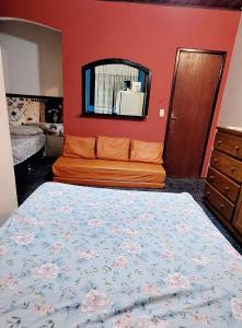 イーリャ・グランデにあるapartamento frente da praiaのベッドルーム1室(ピンクの花が咲くベッド1台付)