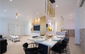 Μια τηλεόραση ή/και κέντρο ψυχαγωγίας στο Beautiful Apartment In Kastel Gomilica