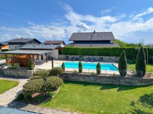 una finca con piscina y una casa en "GLÜCKSMOMENT" - Premium Apartments Seekirchen, beeindruckende Ferienwohnung mit gemeinsam genutzter Poolarea, en Seekirchen am Wallersee