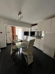 Η κουζίνα ή μικρή κουζίνα στο Alpin Apartament