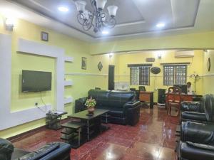 TV a/nebo společenská místnost v ubytování 6A Resort LTD + 8 fotografií