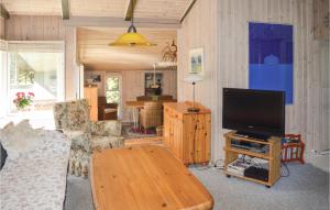 TV a/nebo společenská místnost v ubytování Three-Bedroom Holiday Home In Saby