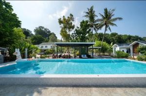 Bazén v ubytování Tropical Oasis Aoyon Beach House nebo v jeho okolí