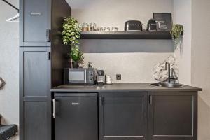 Kuchyň nebo kuchyňský kout v ubytování Spacious Studio in Downtown Reykjavik + 20 fotografií