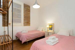 Postel nebo postele na pokoji v ubytování Filmoteca Sarria 1- wifi quiet bright comfi