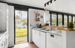 Η κουζίνα ή μικρή κουζίνα στο 3 Bedroom Amazing Home In Hurup Thy