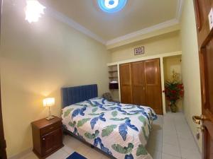a bedroom with a bed with a blue and white comforter at Casa en centro salteño in Salta