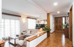 ポリェンサにある4 Bedroom Beautiful Home In Pollençaのソファとテーブルのあるリビングルーム