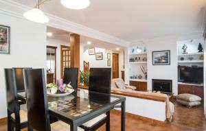 ポリェンサにある4 Bedroom Beautiful Home In Pollençaのテーブルとソファのあるリビングルーム