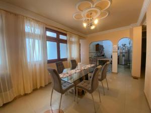 a dining room with a table and chairs at Casa en centro salteño in Salta