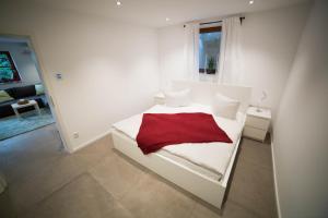 HanhofenにあるFerienwohnung Hanhofenのベッドルーム(白いベッド1台、赤い毛布付)