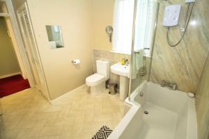 Ένα μπάνιο στο Bungalow - 4 Beds 2 Baths - Dog Friendly - Walks +40 φωτογραφίες
