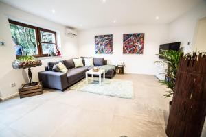 HanhofenにあるFerienwohnung Hanhofenのソファとテーブルのあるリビングルーム