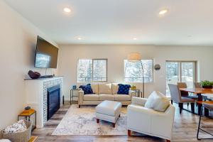 TV a/nebo společenská místnost v ubytování Crooked River #10A - Entire Home