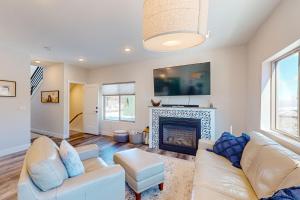 ein Wohnzimmer mit Couch und Kamin in der Unterkunft Crooked River #10A in Brian Head