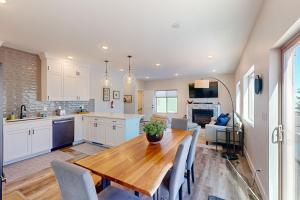 eine Küche und ein Wohnzimmer mit einem Holztisch und Stühlen in der Unterkunft Crooked River #10A in Brian Head + 17 Fotos