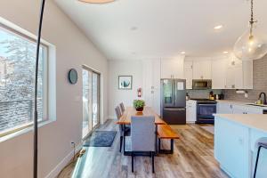 Kuchyň nebo kuchyňský kout v ubytování Crooked River #10A - Entire Home