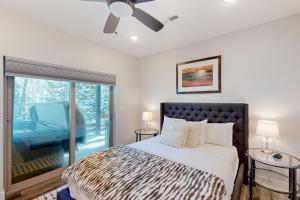 Postel nebo postele na pokoji v ubytování Crooked River #10A - Entire Home