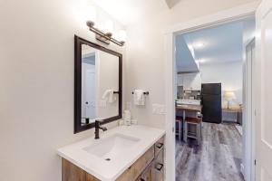 Koupelna v ubytování Crooked River #10A - Entire Home + 40 fotografií