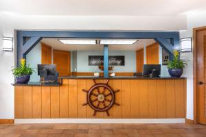 a lobby of a hotel with a counter with a wheel at Bryan's Spanish Cove in Orlando +13 photos