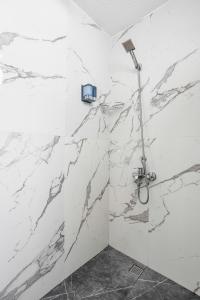 y baño con paredes de mármol blanco y ducha. en Meridiani Taksim Hotel, en Estambul 49 fotos más