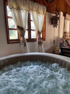 瓜拉雷马Cabana com Jacuzzi em Guararema的相册照片