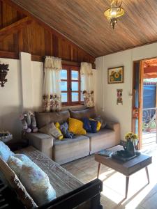 Cabana com Jacuzzi em Guararema的休息区