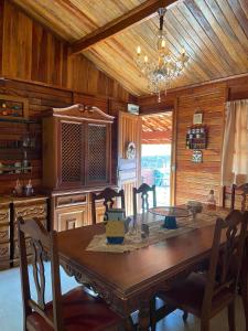 Cabana com Jacuzzi em Guararema的电视和/或娱乐中心