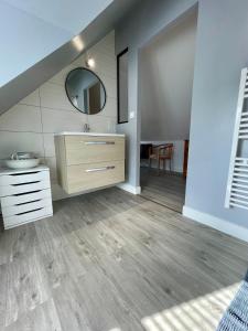 Φωτογραφία από το άλμπουμ του Plein centre Auray - Spacieux duplex T2 avec grande terrasse ensoleillée σε Auray