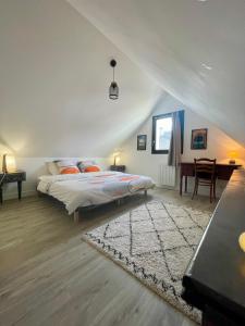 Ένα ή περισσότερα κρεβάτια σε δωμάτιο στο Plein centre Auray - Spacieux duplex T2 avec grande terrasse ensoleillée +27 φωτογραφίες